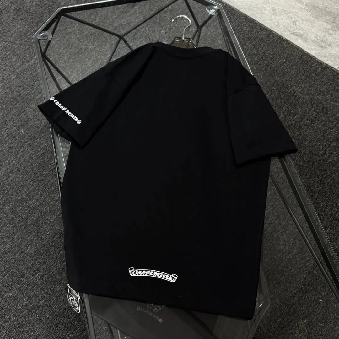 P170 🔥🔥🔥Chrome Hearts 25 high versions. The fabric is made of 300 grams of high-density pure cotton. It does not deform or shrink. It has three labels. It is the same style for men and women. Technology: Digital printing. Color: White. Black. SIZE: S-XL.